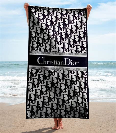 Dior beach accessories 2023